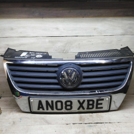 Решётка радиатора Volkswagen Passat B6, дефект