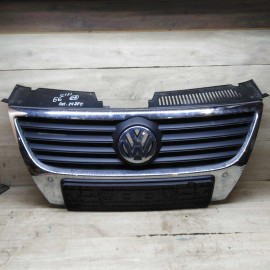 Решётка радиатора Volkswagen Passat B6, дефект