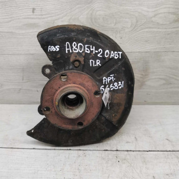 Кулак передний поворотный правый Audi 80 B4