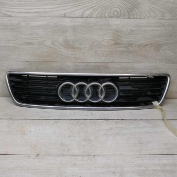 Решётка радиатора Audi A6 C4, дефекты  на фото