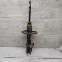 Амортизатор передний правый Toyota Avensis t220 Амортизатор передний правый Toyota Avensis t220