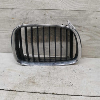 Решетка радиатора правая BMW E39 Решетка радиатора правая BMW E39