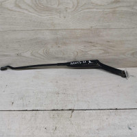 Поводок стеклоочистителя правый Audi 100 C3 Поводок стеклоочистителя правый Audi 100 C3