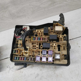 Блок предохранителей Toyota Avensis Verso I