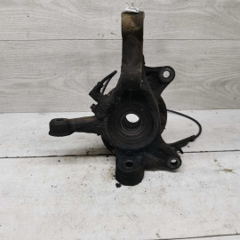 Кулак передний поворотный левый Toyota Avensis Verso I дорестайлинг