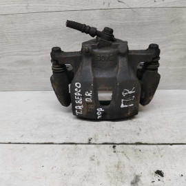 Суппорт передний правый Toyota Avensis Verso I дорестайлинг