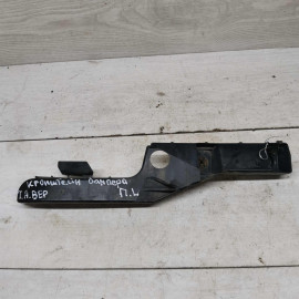 Кронштейн крепления переднего бампера левый Toyota Avensis Verso I дорестайлинг