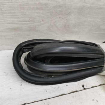 Уплотнитель двери крышки багажника Toyota Avensis Verso I