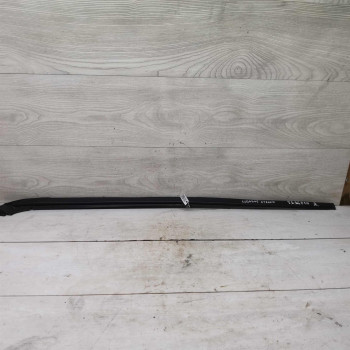 Молдинг лобового стекла правый Toyota Avensis Verso I