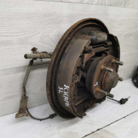 Платформа тормозных колодок левая Kia Carnival I рестайлинг