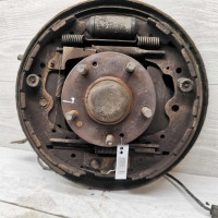 Платформа тормозных колодок левая Kia Carnival I рестайлинг