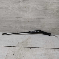 Поводок стеклоочистителя правый Audi 100 C3 Поводок стеклоочистителя правый Audi 100 C3