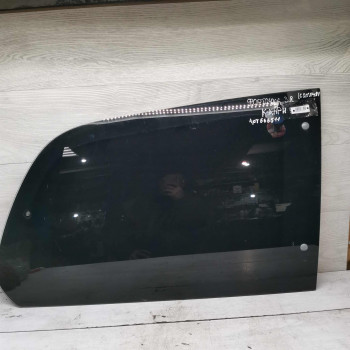 Стекло глухое заднее правое форточка Kia Carnival I рестайлинг