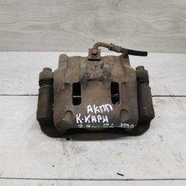 Передний суппорт левый Kia Carnival I рестайлинг