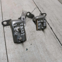 Петля двери задняя правая Toyota Avensis t220 Петля двери задняя правая Toyota Avensis t220