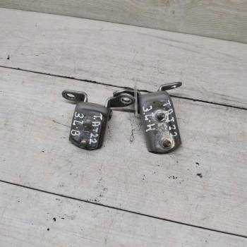 Петля двери задняя левая Toyota Avensis t220