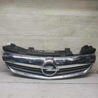Решётка радиатора Opel zafira b рестайлинг, дефекты  клипс, трещина, на передней части решётки дефектов нет