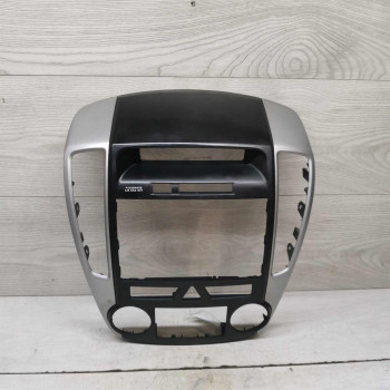 Рамка магнитолы Kia Ceed I