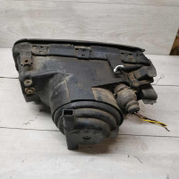 Фара передняя правая audi 100 c4, дефект ов за исключением одиного из кронштейнов крепления фары верхний с мелким