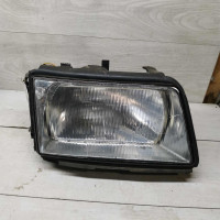 Фара передняя правая audi 100 c4, дефект ов за исключением одиного из кронштейнов крепления фары верхний с мелким