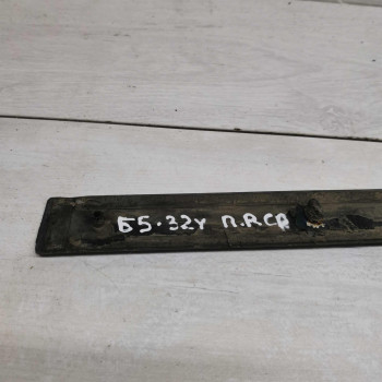 Молдинг двери передний правый средний Volkswagen Passat B5