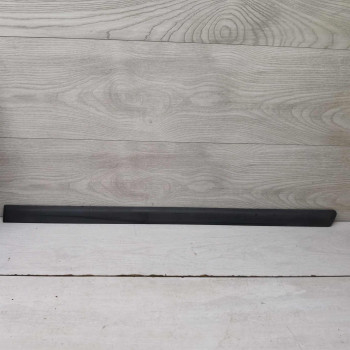 Молдинг двери задний левый средний Volkswagen Passat B5