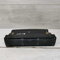 Дефлектор обдува салона центральный Audi 100 C4 Дефлектор обдува салона центральный Audi 100 C4