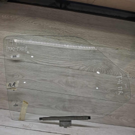 Стекло двери переднее правое Volkswagen transporter t4