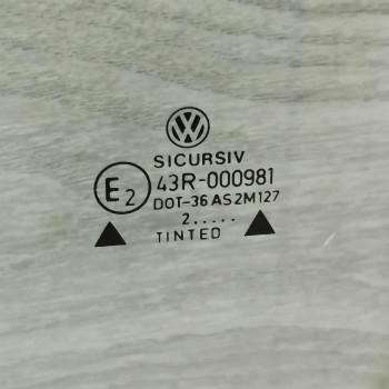 Стекло двери заднее левое Volkswagen golf 3