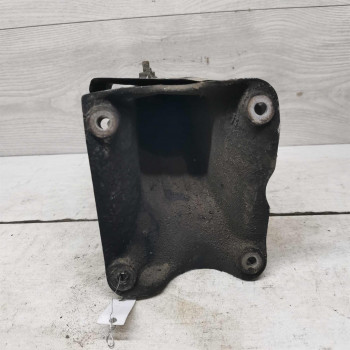 Кронштейн двигателя правый Volkswagen Passat b3, Volkswagen Passat b4.