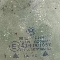 Стекло глухое заднее левое форточка Volkswagen golf 3