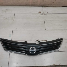 Решетка радиатора Nissan Tiida I
