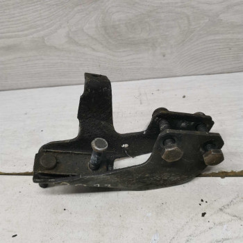 Кронштейн рулевой рейки Audi 80 b3 Audi 80 b4 Кронштейн рулевой рейки Audi 80 b3 Audi 80 b4