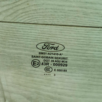 Стекло двери переднее правое Ford Focus 3