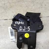 Замок крышки багажника седан Volkswagen Jetta 5