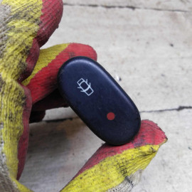 Кнопка открывания дверей Renault Symbol I